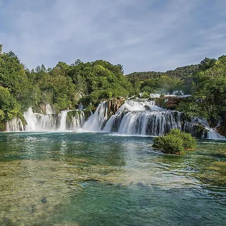 3 Bedroom Cozy Apartment In Sibenik Апартаменты