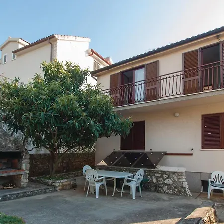 Three-bedroom In 公寓