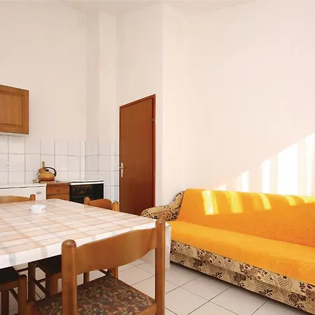 3 Bedroom Cozy Apartment In Sibenik *