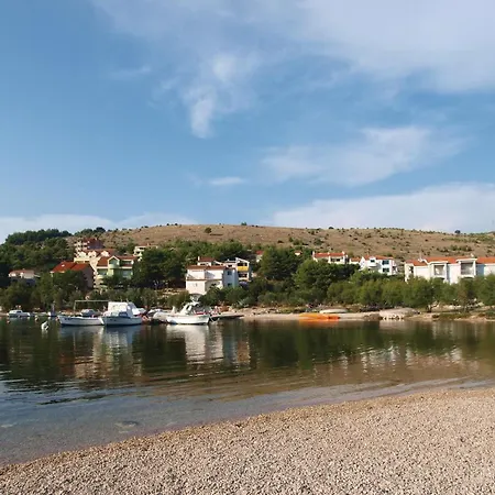 3 Bedroom Cozy Apartment In Sibenik Апартаменты *