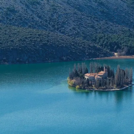 Three-bedroom In 公寓 希贝尼克