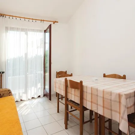 3 Bedroom Cozy Apartment In Sibenik *