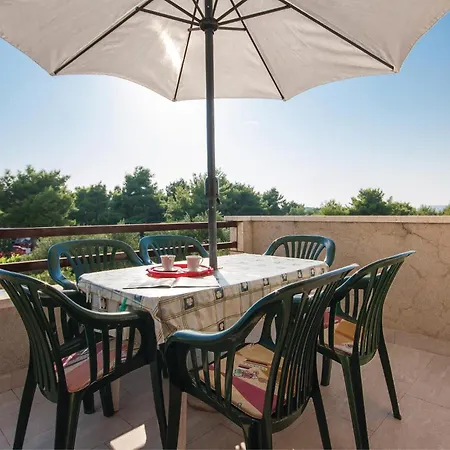 Three-bedroom In 希贝尼克